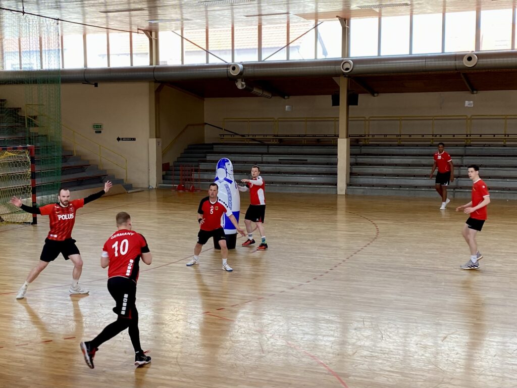 Der FDDH stattet die zukünftige Gehörlosen Frauen Handball- Nationalmannschaft mit Trikots